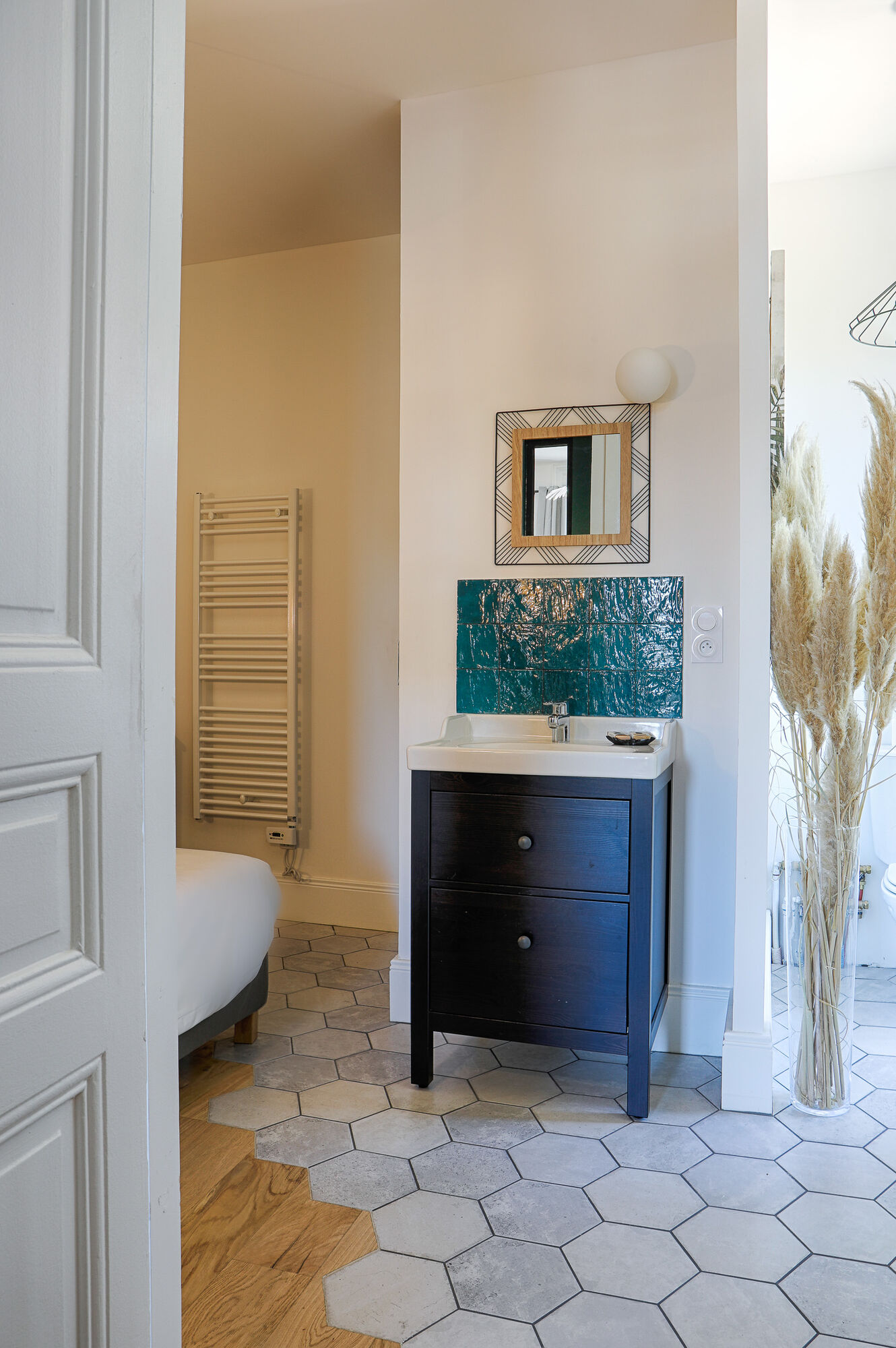 Une des suites meublées de la maison