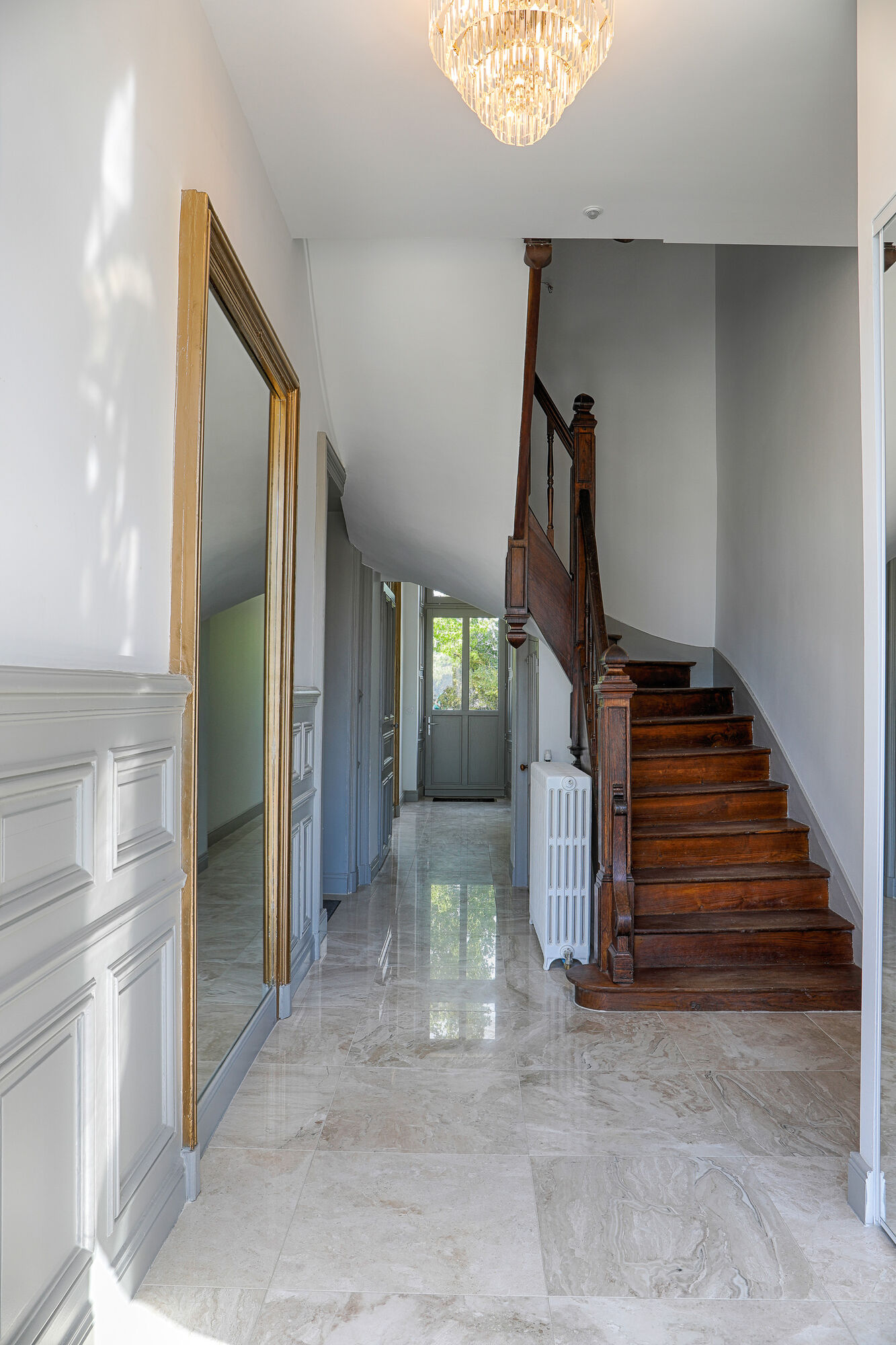 Hall en marbre restauré et escalier d'origine