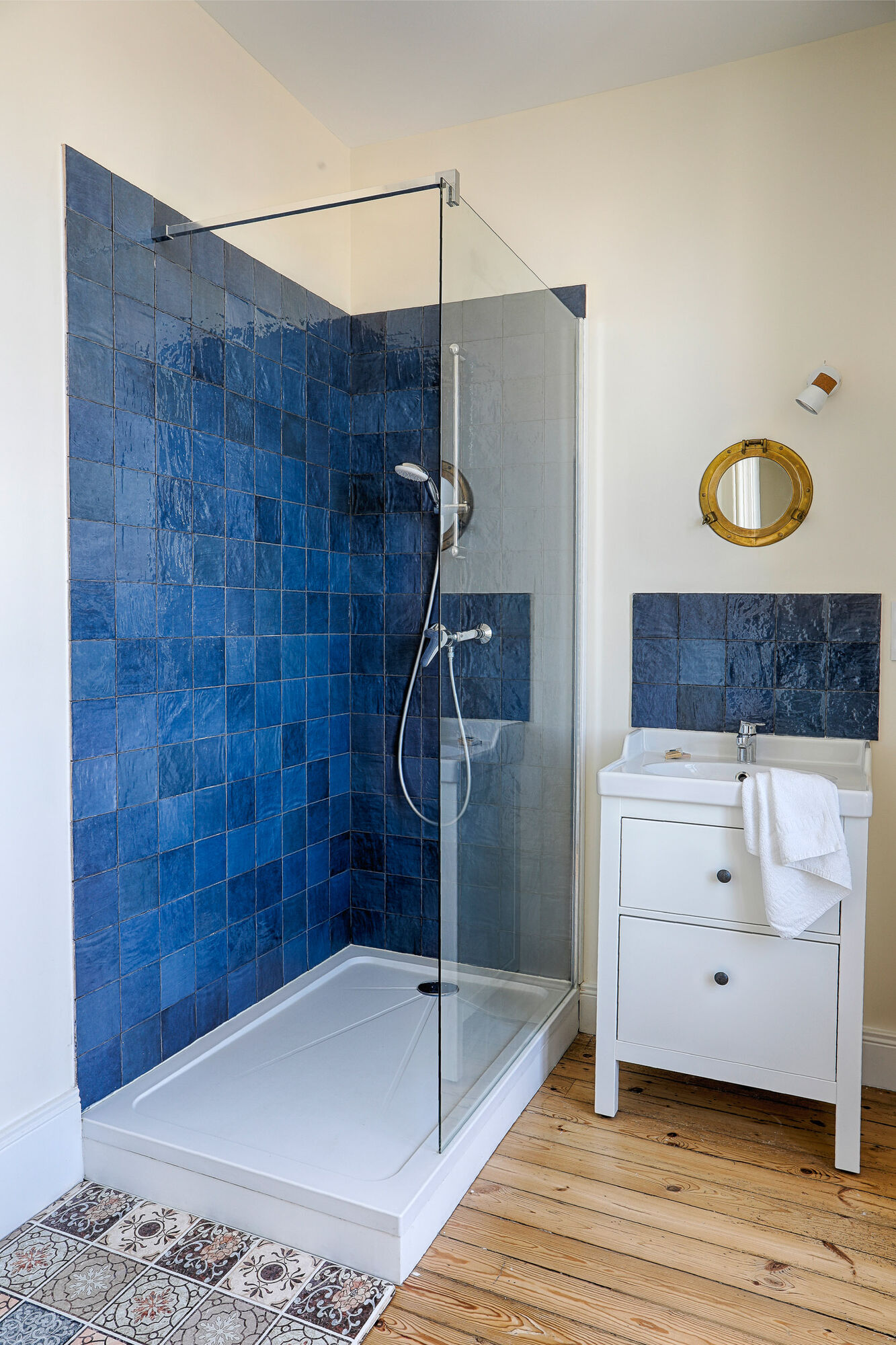 Salle d'eau en zellige bleu