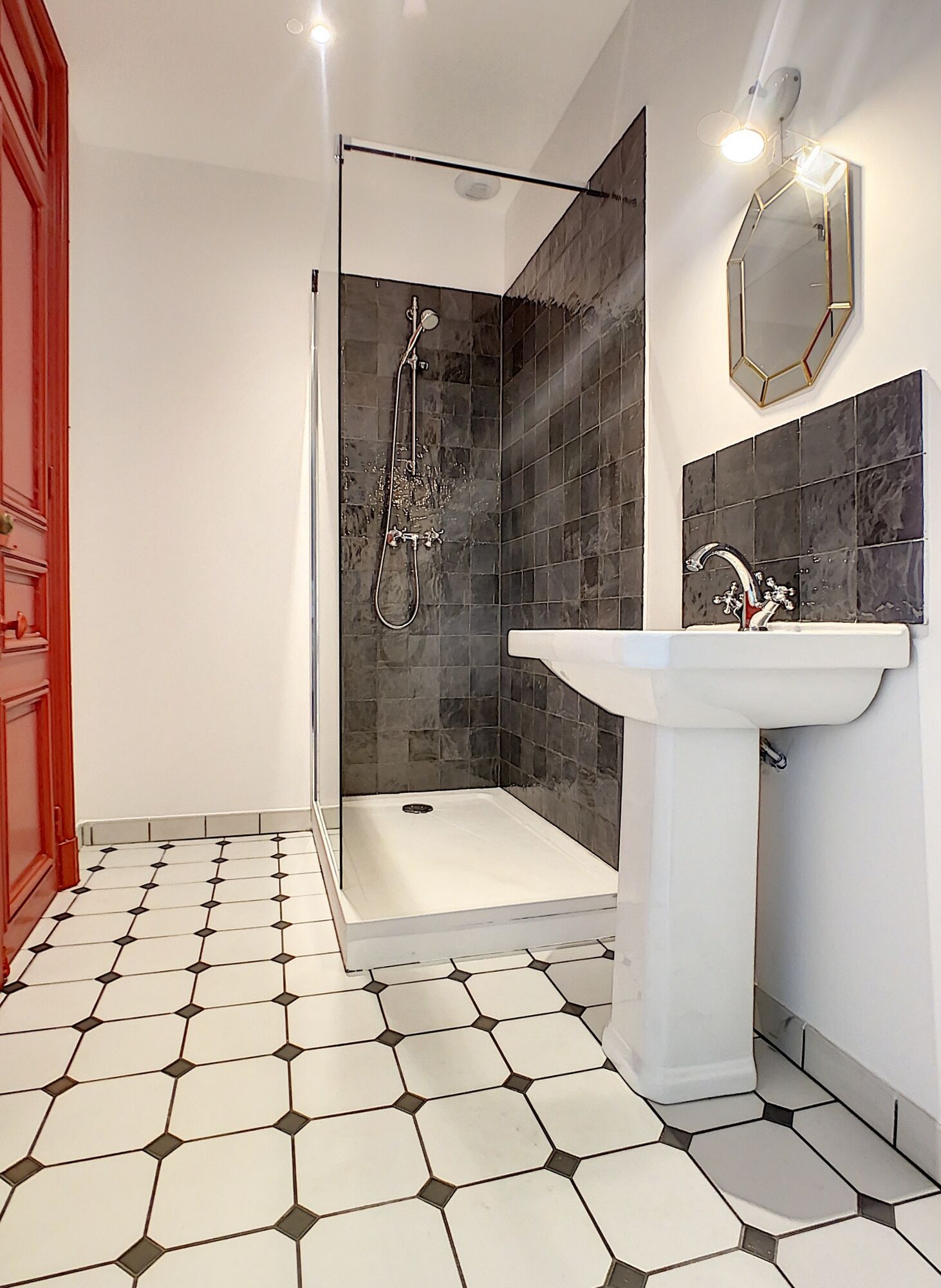 Salle d'eau au sol en damier