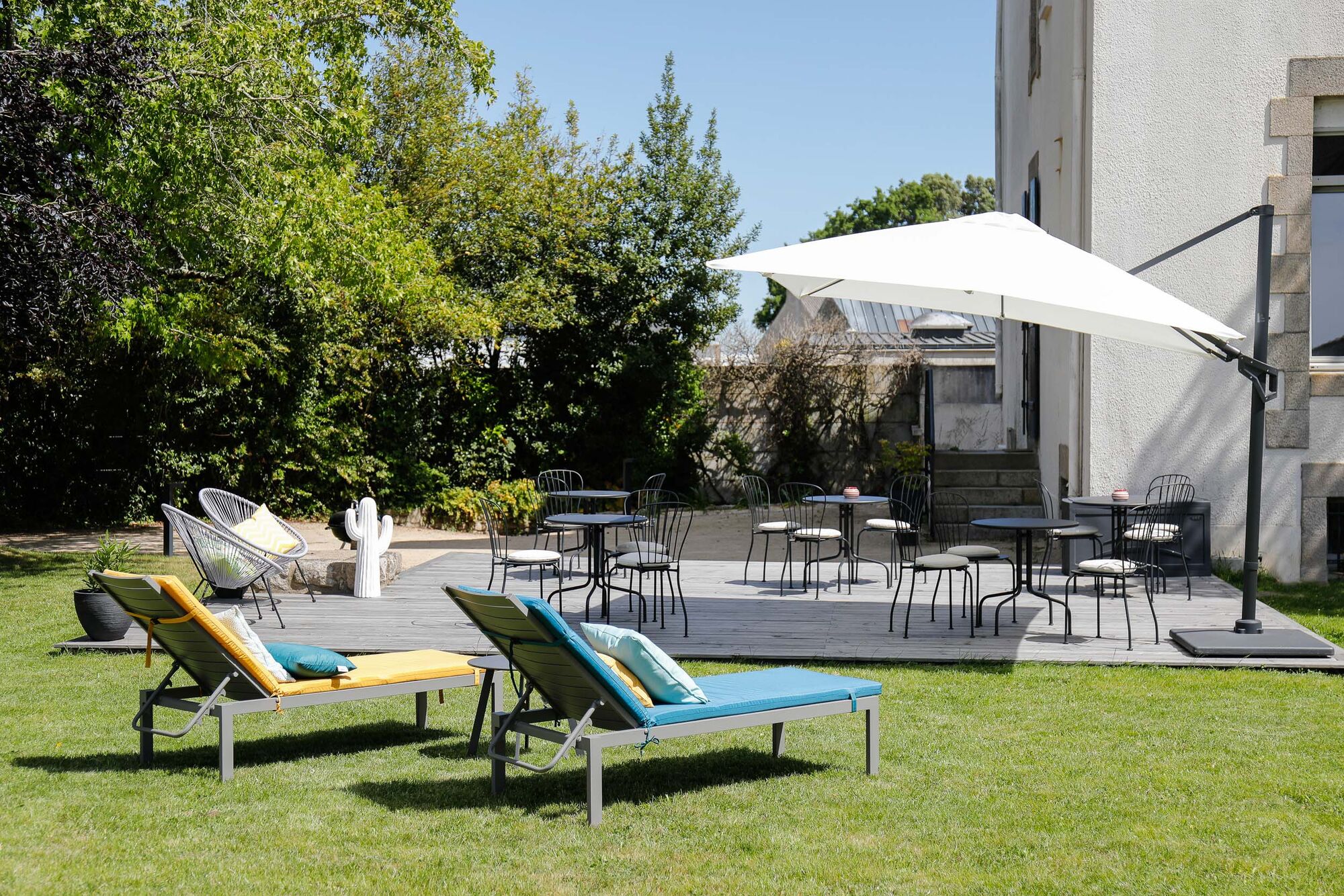 Le jardin clos et la demeure depuis le parc